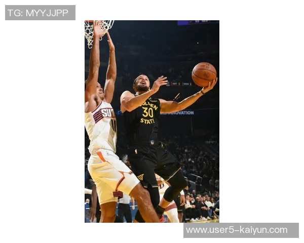 库里上半场表现抢眼13投7中斩获18分外加6助攻和2盖帽展现全面能力 库里上半场表现抢眼13投7中斩获18分外加6助攻和2盖帽展现全面能力